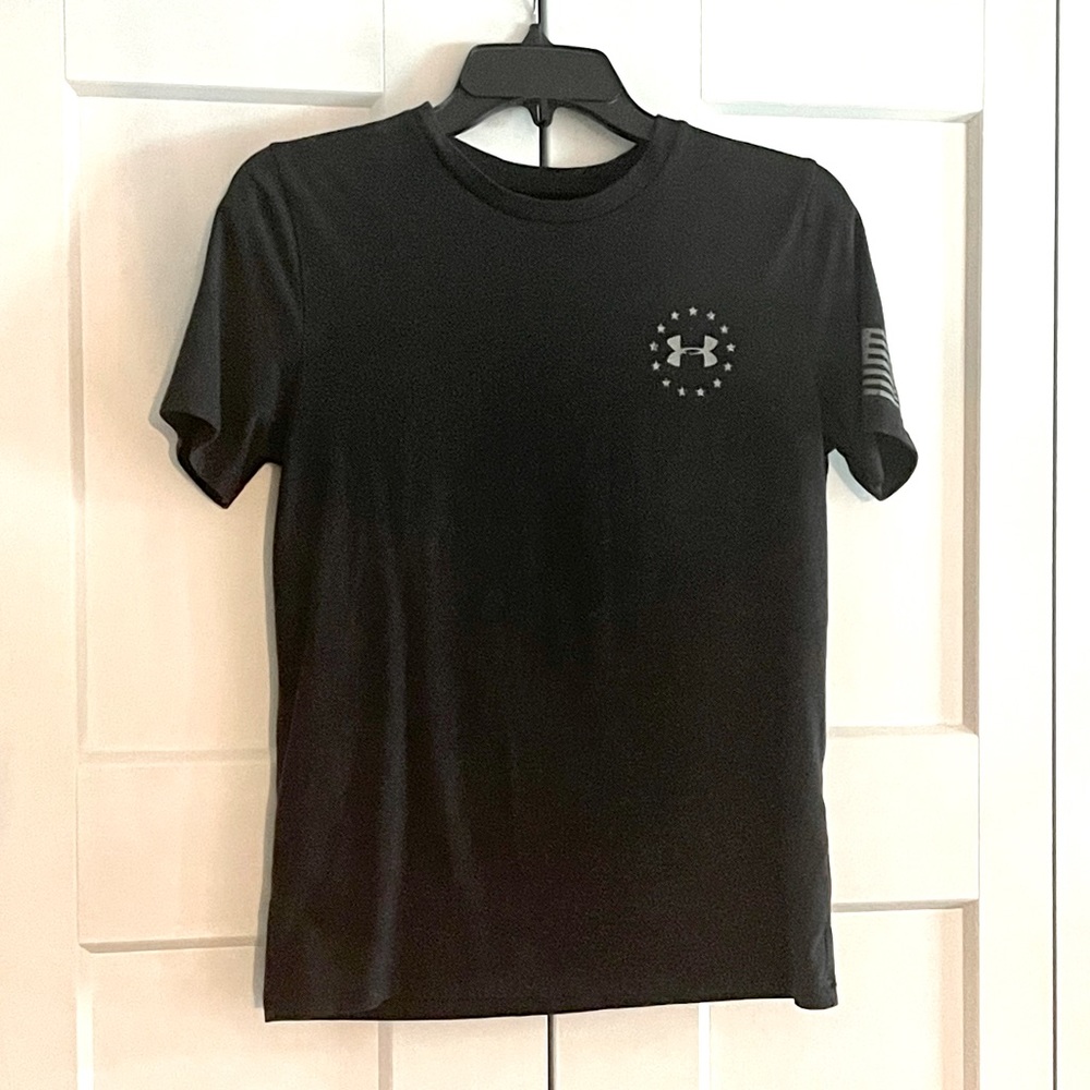 Under Armour - Boys YXL (14-16) Black Flag t-shirt